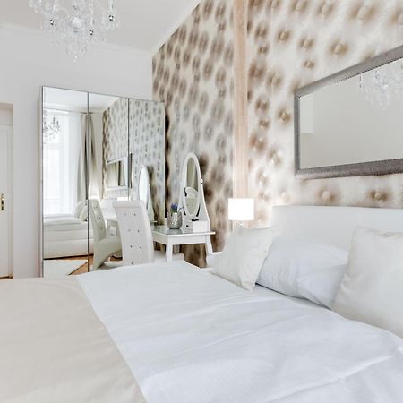 Luxury Riverside Apartments In The Center Of Prag Exteriör bild