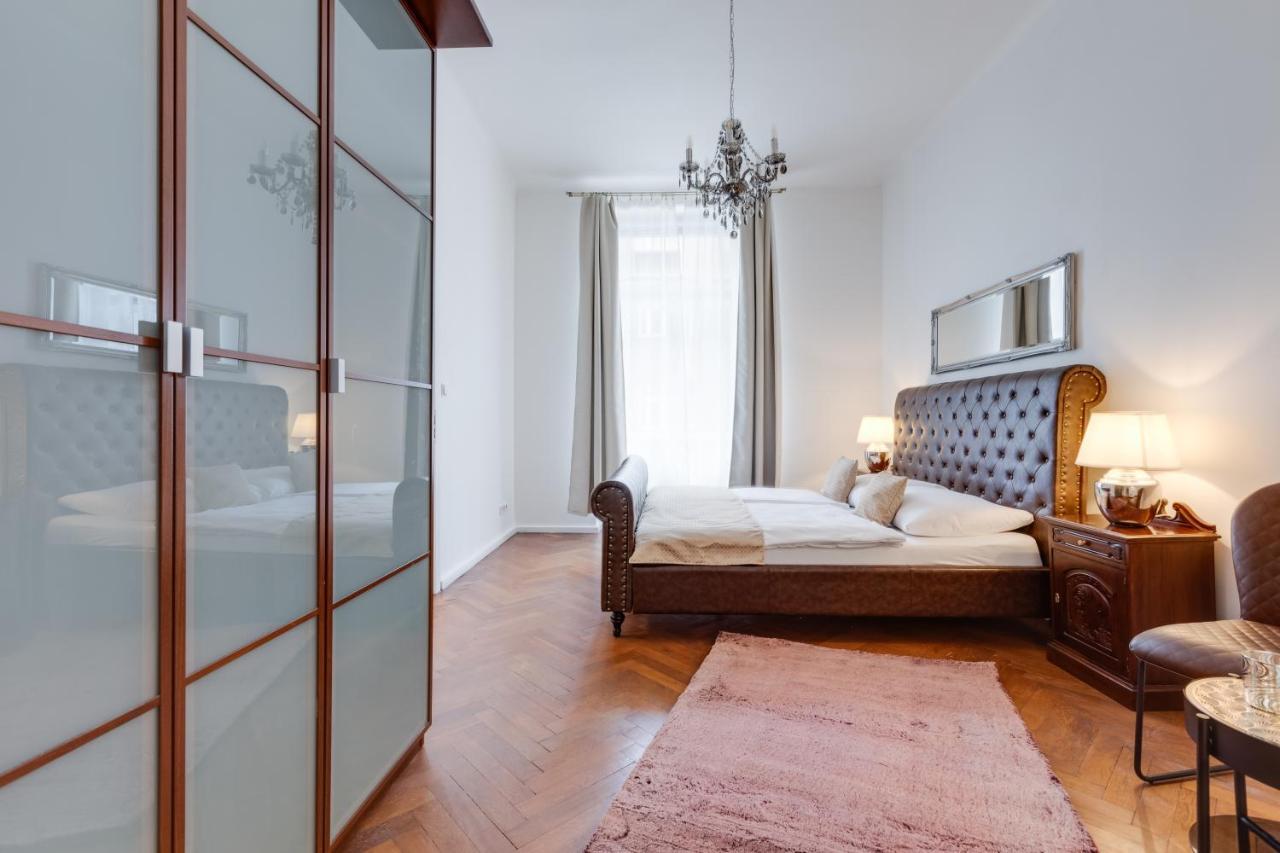Luxury Riverside Apartments In The Center Of Prag Exteriör bild