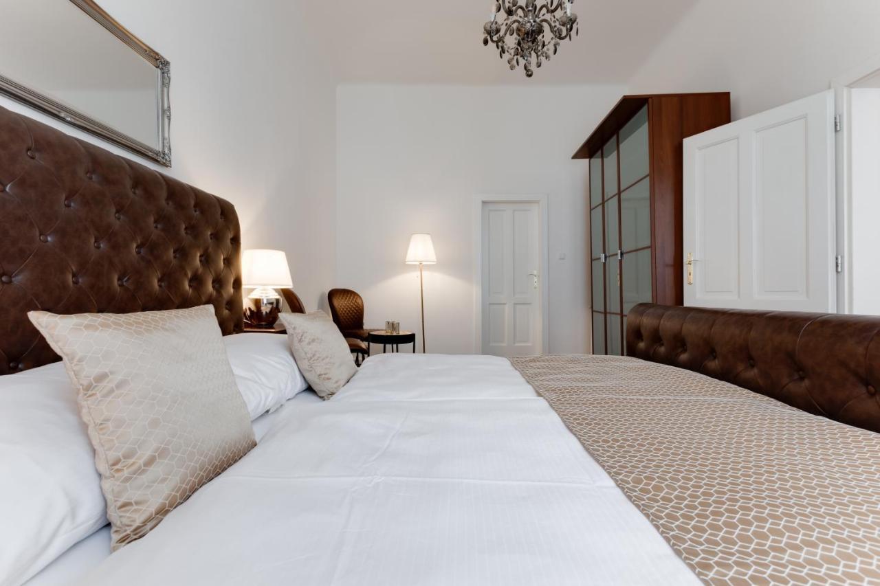 Luxury Riverside Apartments In The Center Of Prag Exteriör bild