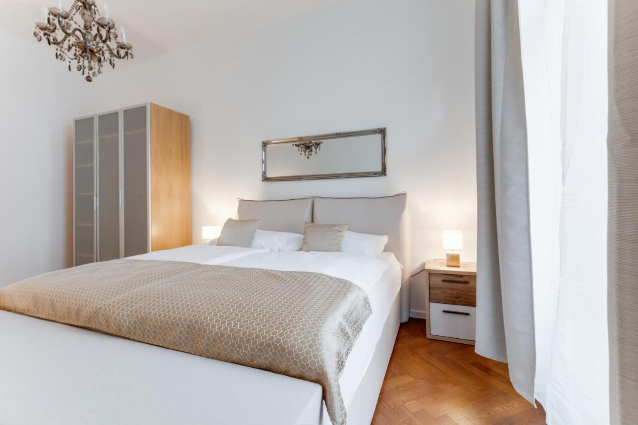 Luxury Riverside Apartments In The Center Of Prag Exteriör bild