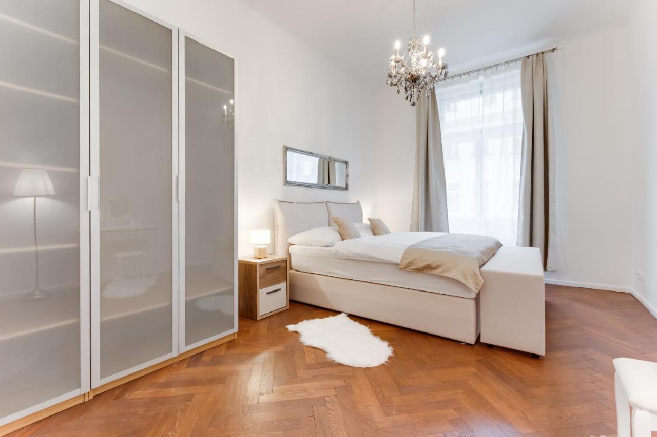 Luxury Riverside Apartments In The Center Of Prag Exteriör bild