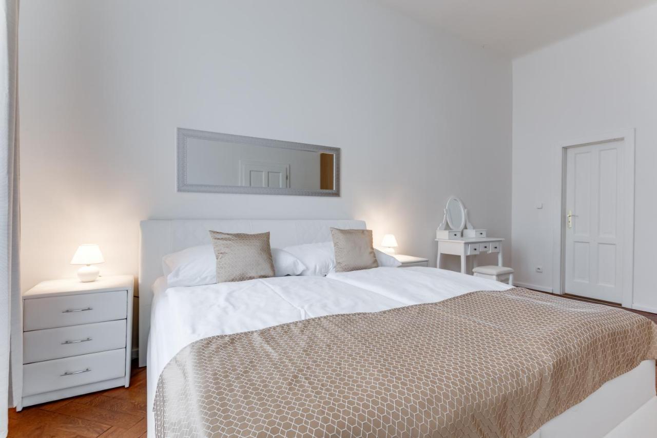 Luxury Riverside Apartments In The Center Of Prag Exteriör bild