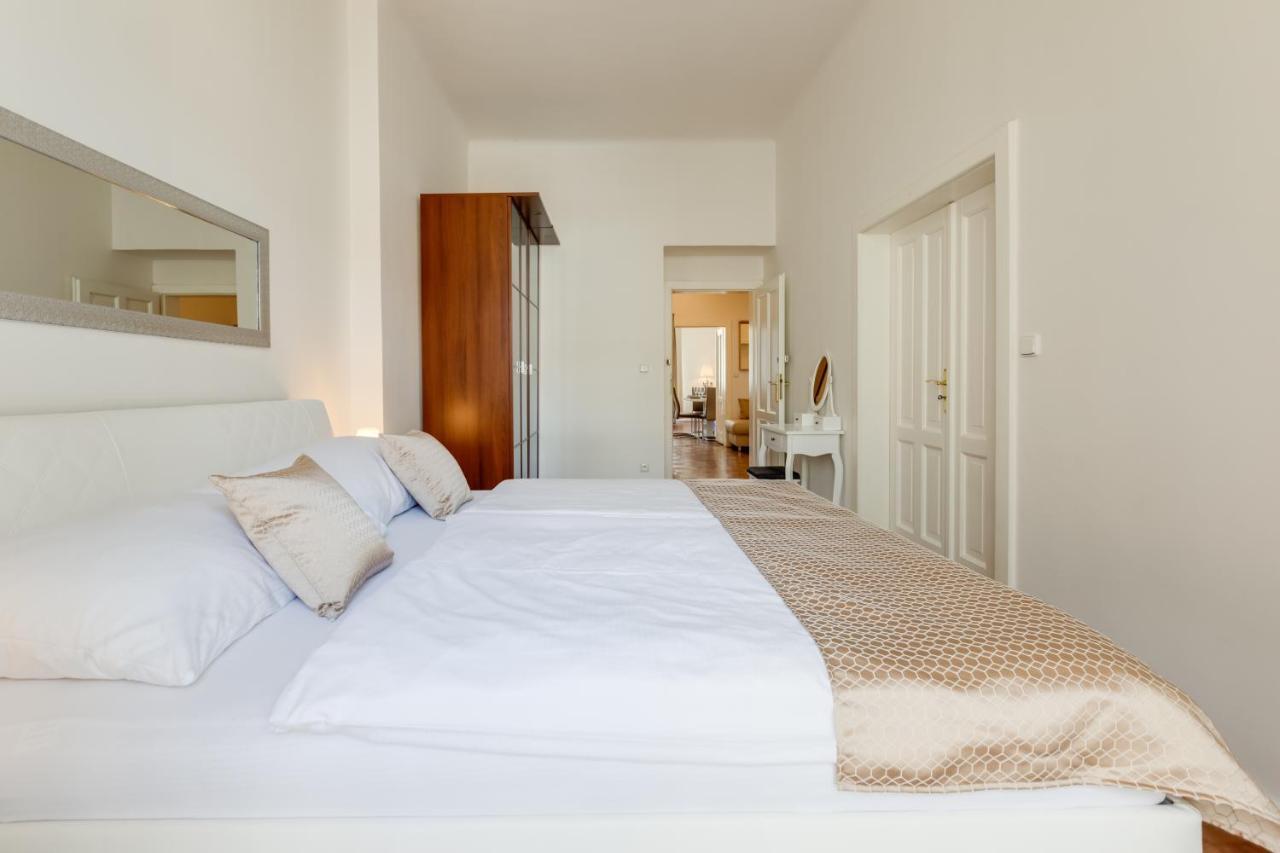 Luxury Riverside Apartments In The Center Of Prag Exteriör bild