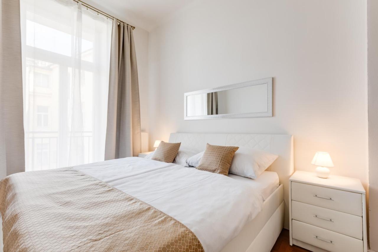 Luxury Riverside Apartments In The Center Of Prag Exteriör bild