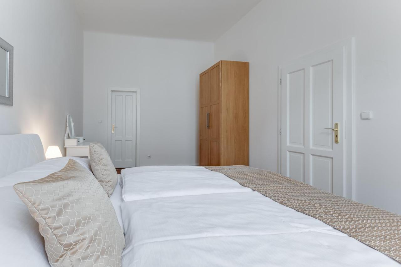Luxury Riverside Apartments In The Center Of Prag Exteriör bild