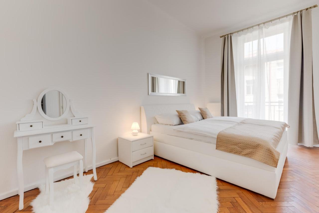 Luxury Riverside Apartments In The Center Of Prag Exteriör bild