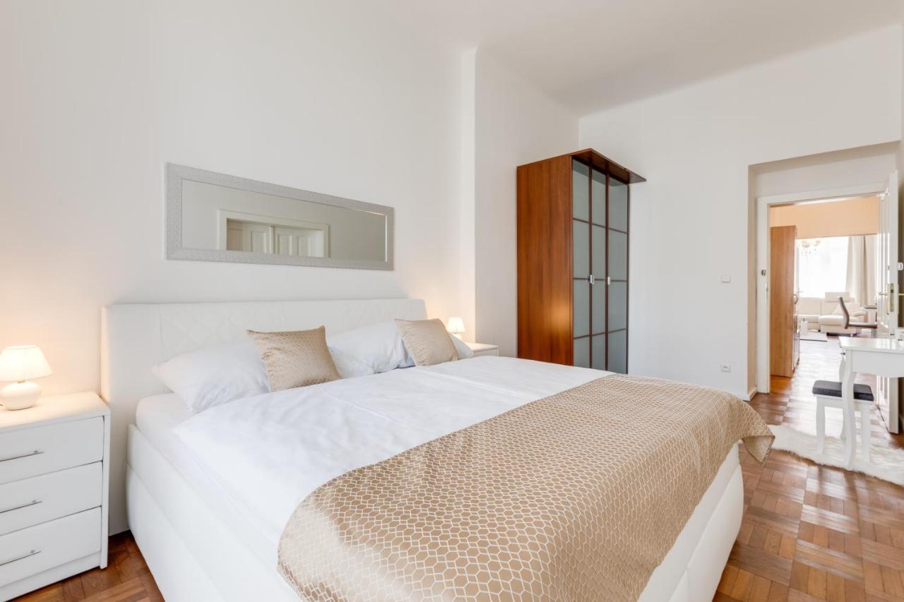 Luxury Riverside Apartments In The Center Of Prag Exteriör bild
