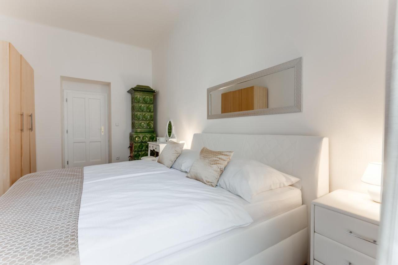 Luxury Riverside Apartments In The Center Of Prag Exteriör bild