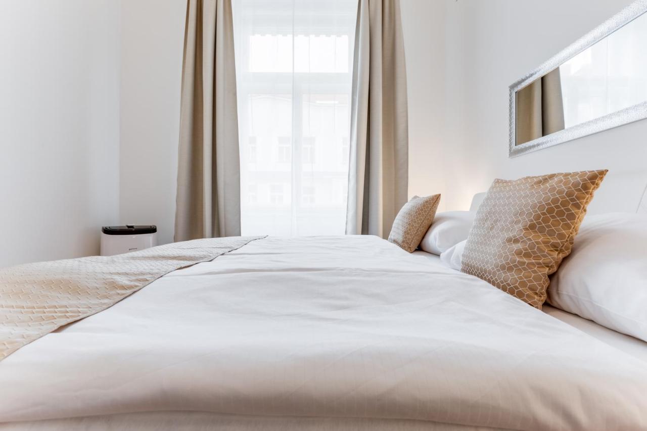 Luxury Riverside Apartments In The Center Of Prag Exteriör bild