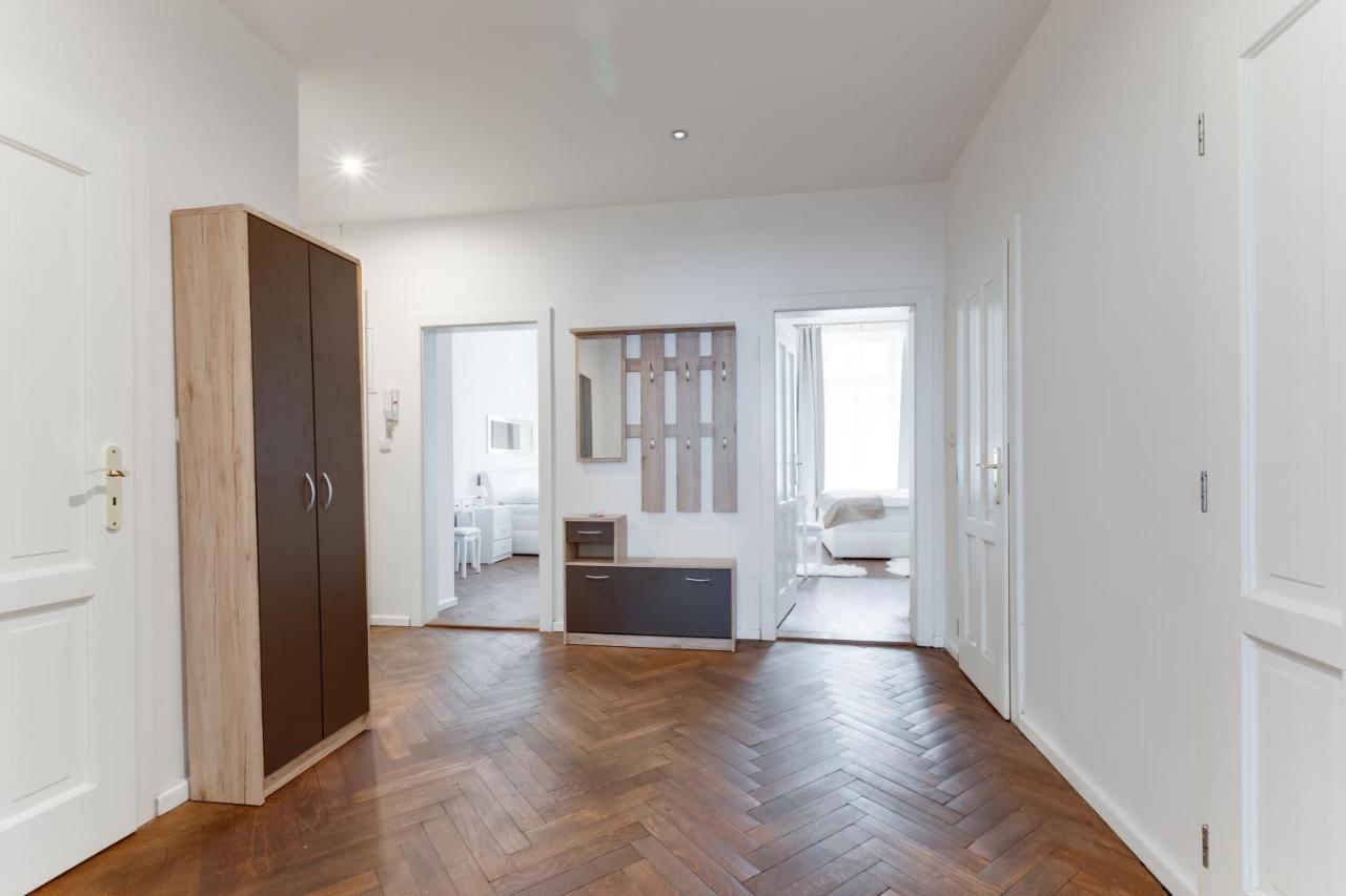 Luxury Riverside Apartments In The Center Of Prag Exteriör bild