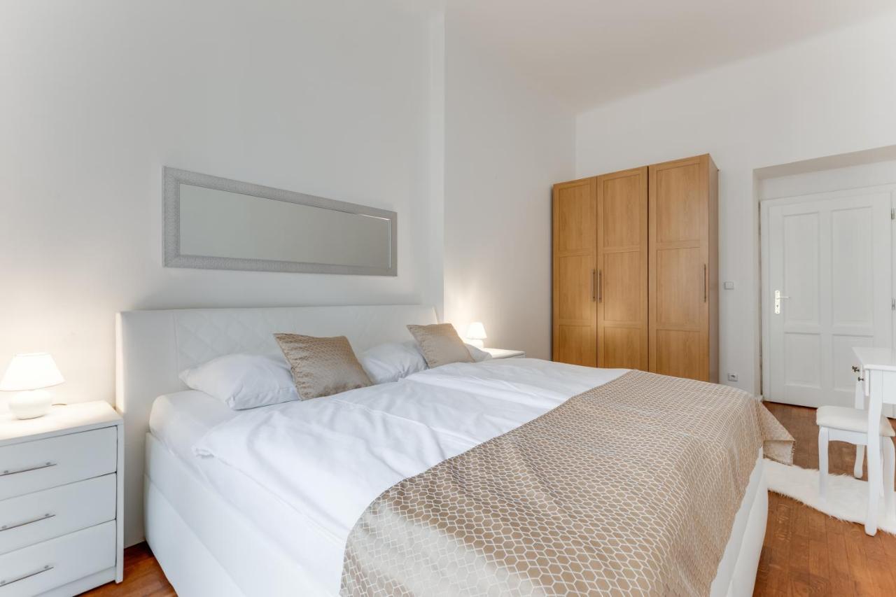 Luxury Riverside Apartments In The Center Of Prag Exteriör bild