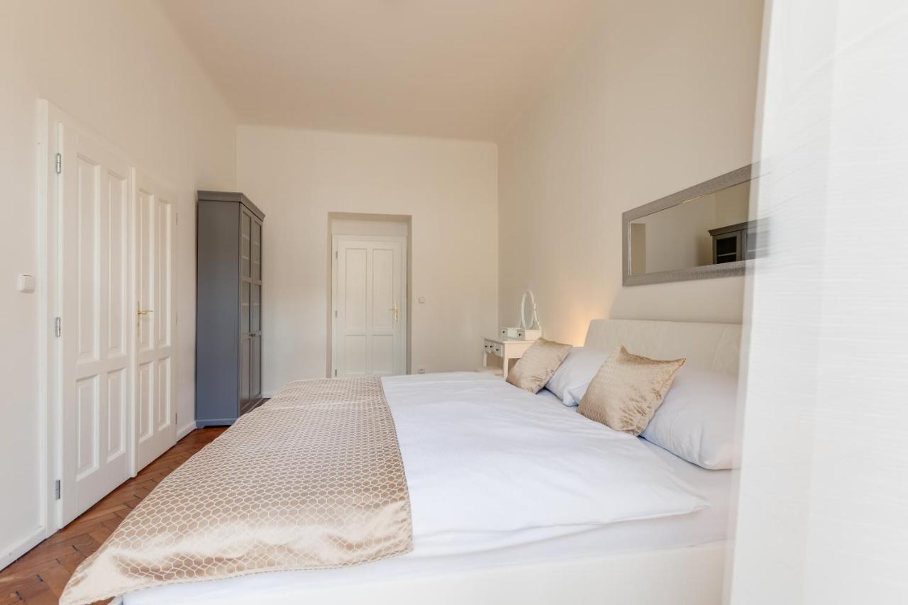 Luxury Riverside Apartments In The Center Of Prag Exteriör bild