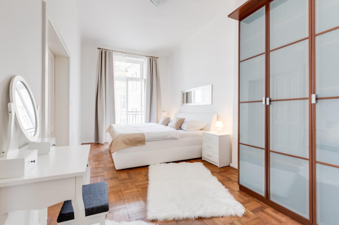 Luxury Riverside Apartments In The Center Of Prag Exteriör bild