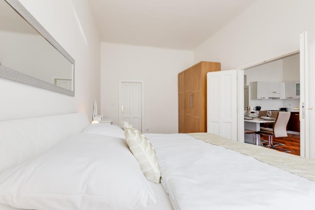 Luxury Riverside Apartments In The Center Of Prag Exteriör bild