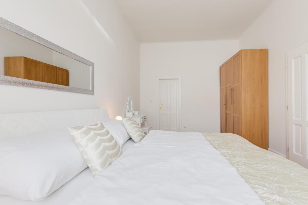 Luxury Riverside Apartments In The Center Of Prag Exteriör bild