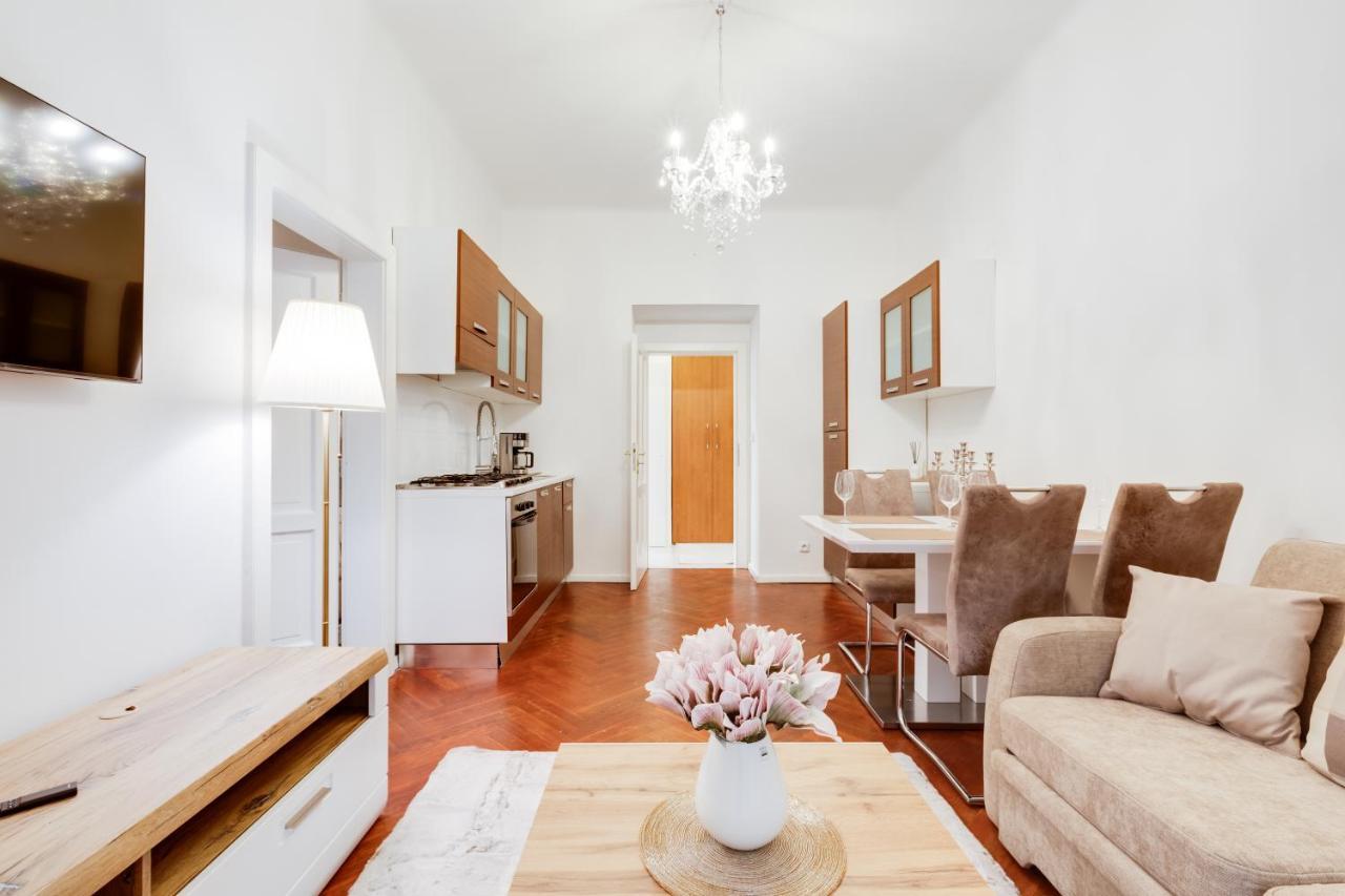 Luxury Riverside Apartments In The Center Of Prag Exteriör bild