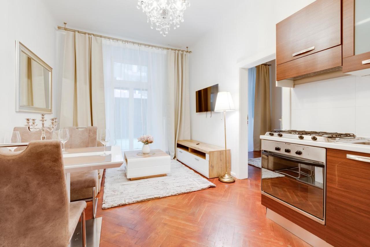 Luxury Riverside Apartments In The Center Of Prag Exteriör bild
