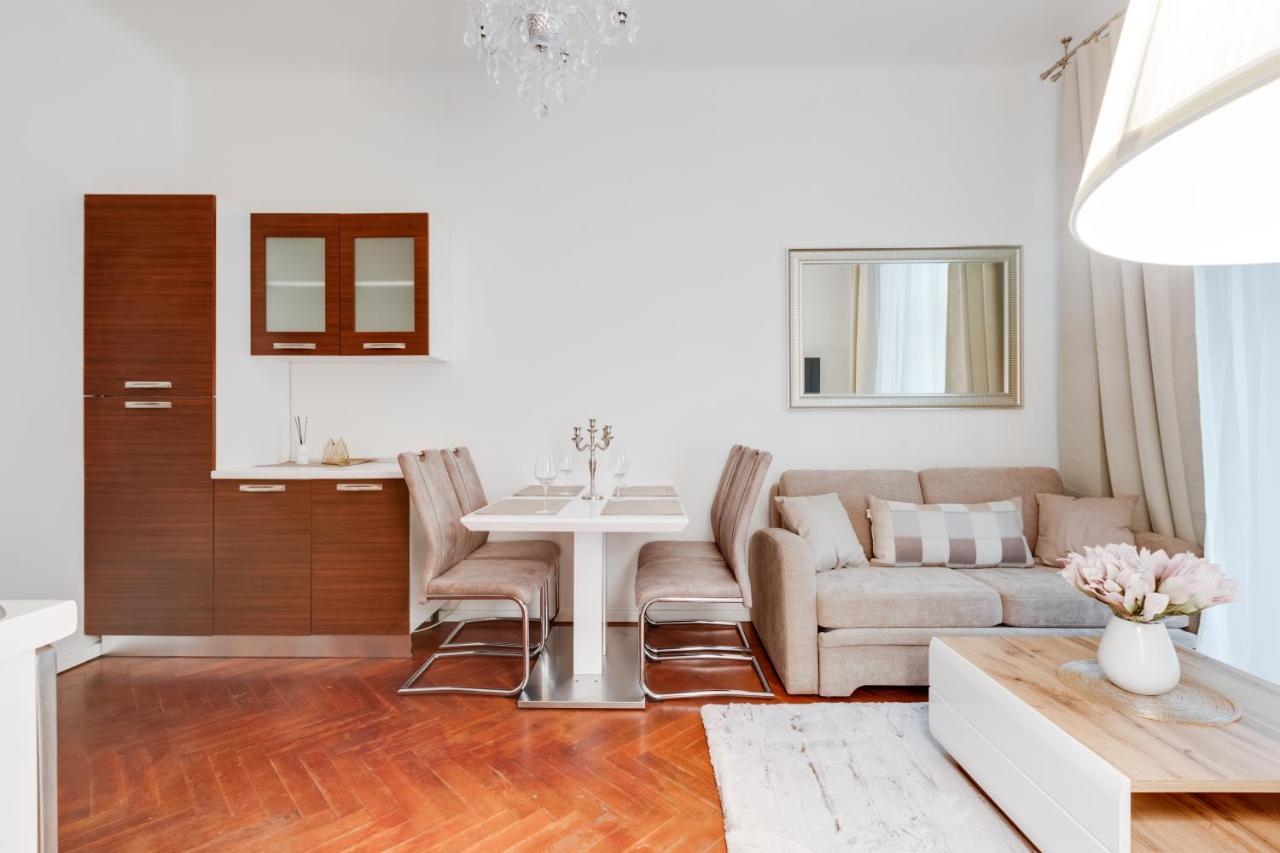 Luxury Riverside Apartments In The Center Of Prag Exteriör bild