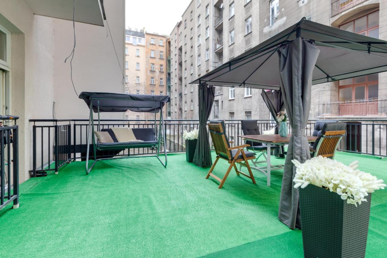 Luxury Riverside Apartments In The Center Of Prag Exteriör bild