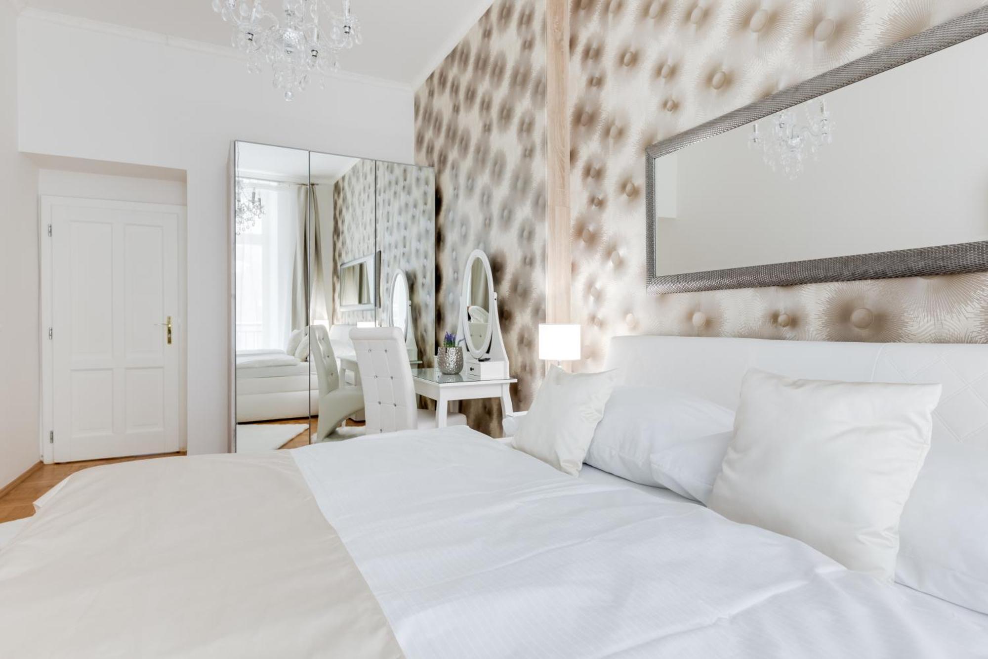 Luxury Riverside Apartments In The Center Of Prag Exteriör bild