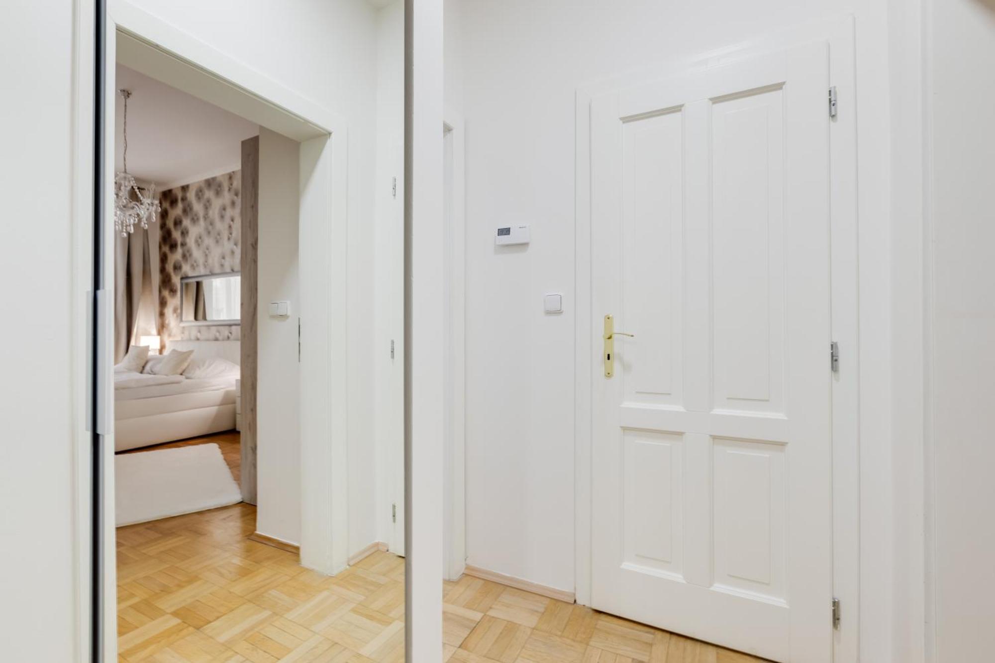 Luxury Riverside Apartments In The Center Of Prag Exteriör bild
