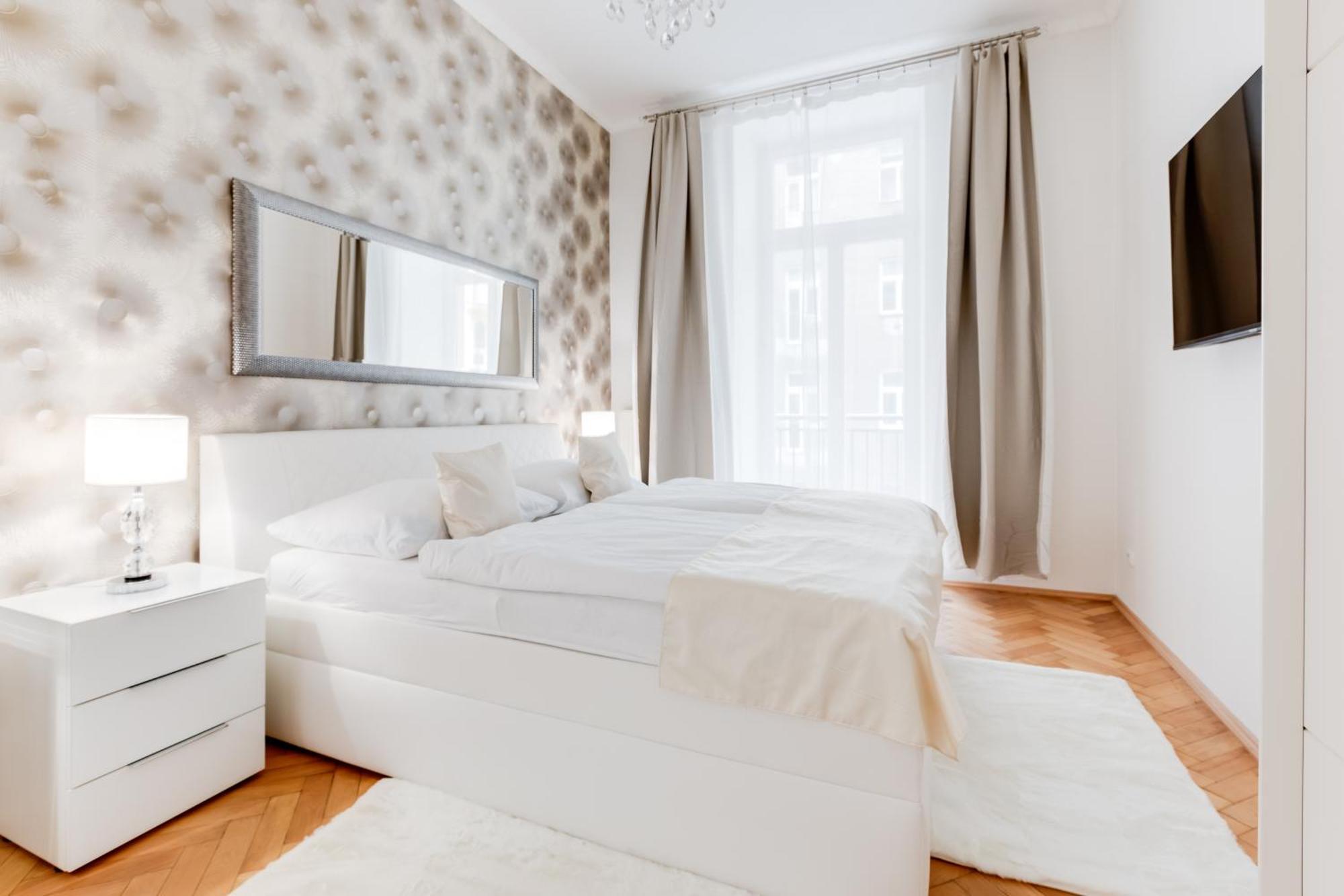 Luxury Riverside Apartments In The Center Of Prag Exteriör bild