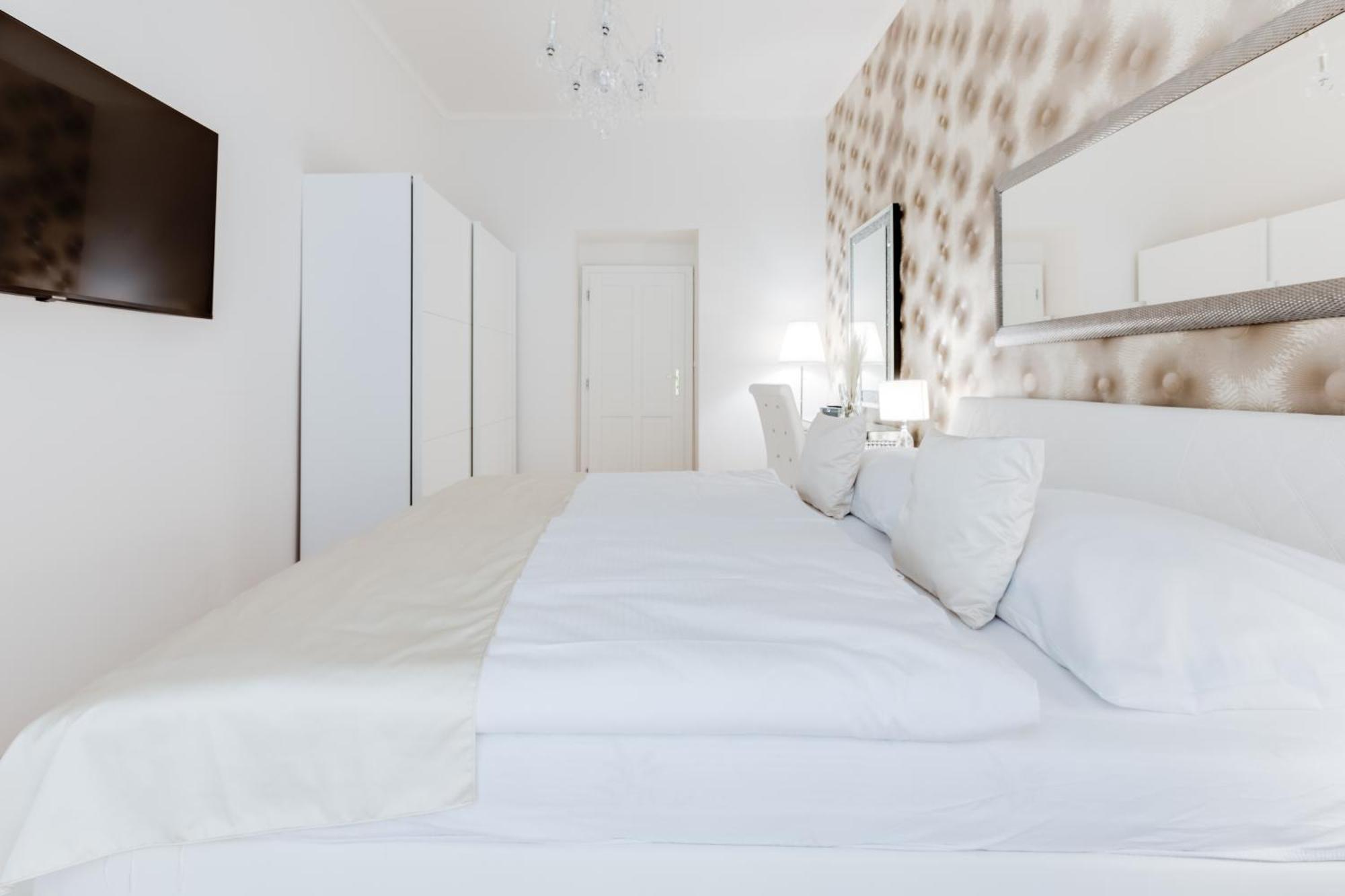 Luxury Riverside Apartments In The Center Of Prag Exteriör bild