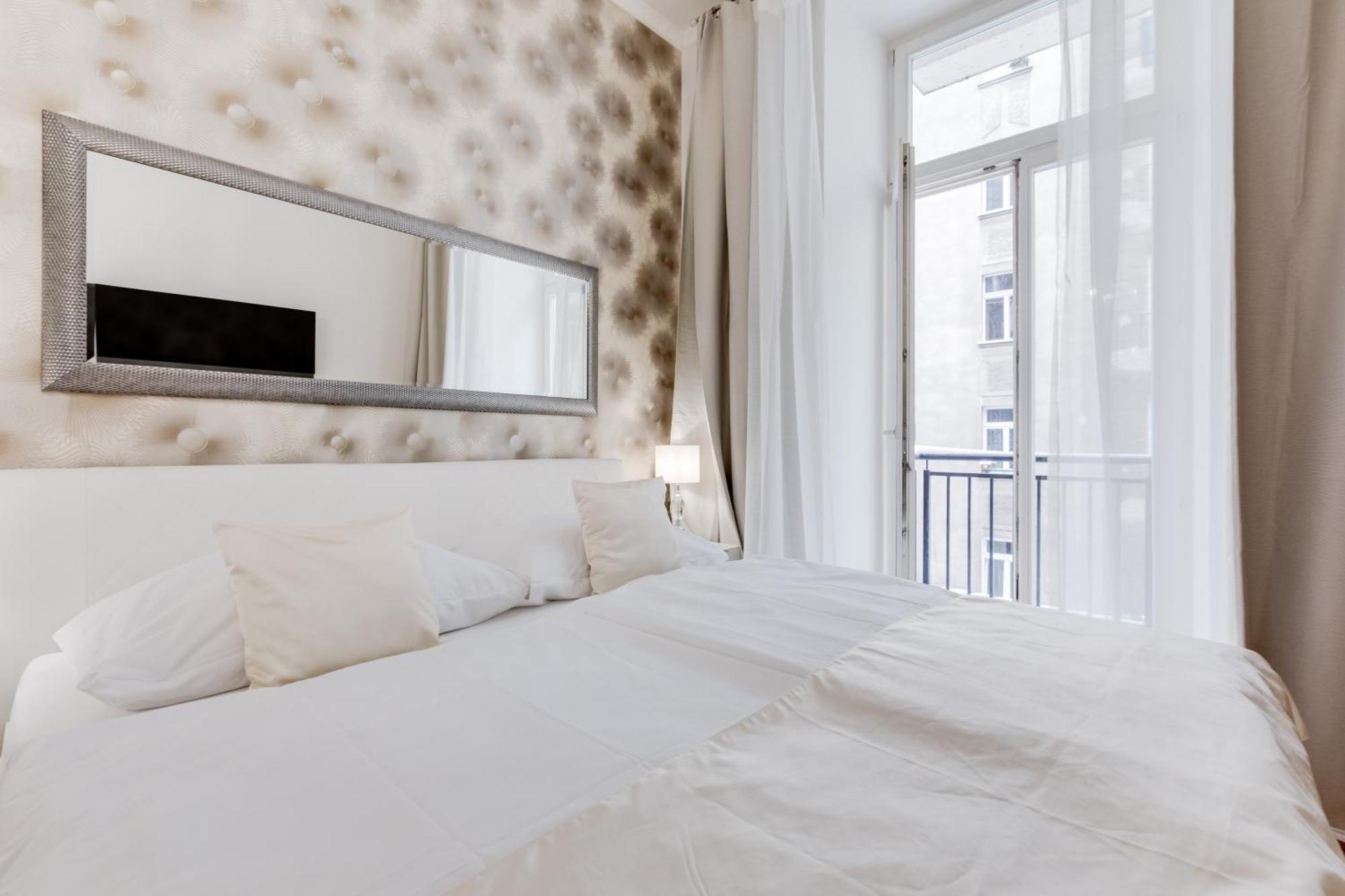 Luxury Riverside Apartments In The Center Of Prag Exteriör bild