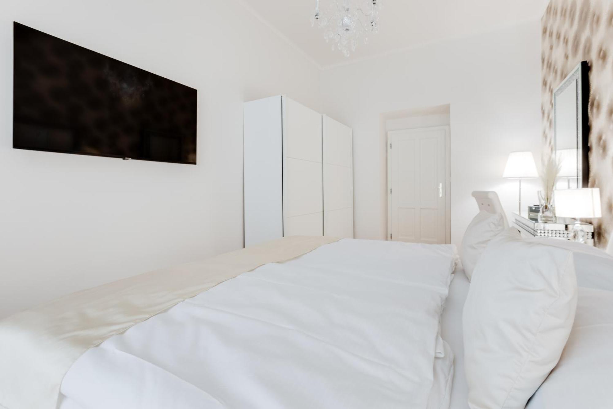 Luxury Riverside Apartments In The Center Of Prag Exteriör bild
